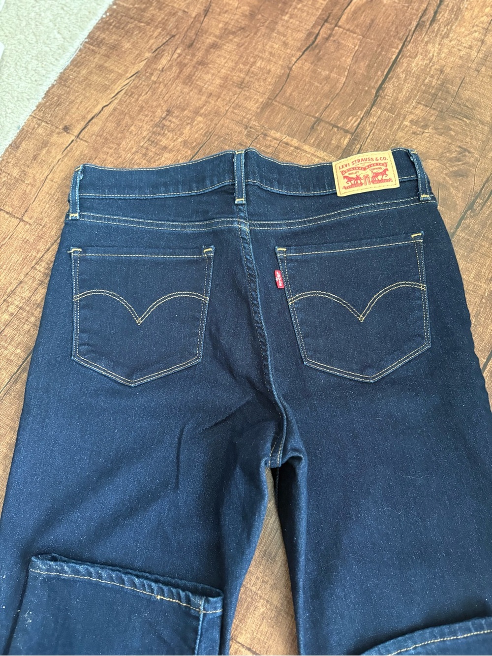 Levi's Women's Sz 30 314 Shaping Straight Leg mid rise Jeans in Dark Indigo - Picture 4 of 10